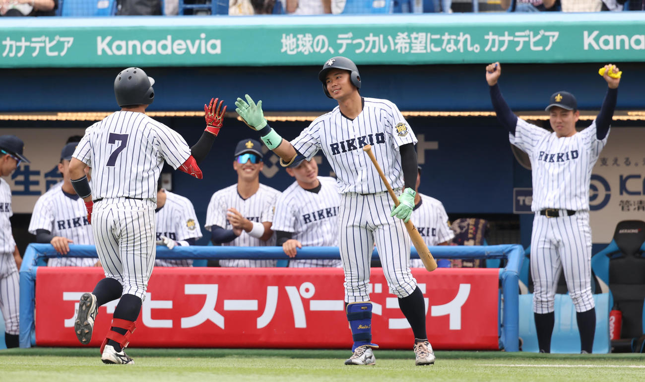 東大対立大　5回裏立大1死一塁、山形は右越えに本塁打を放ちナインの出迎えを受ける（撮影・柴田隆二）