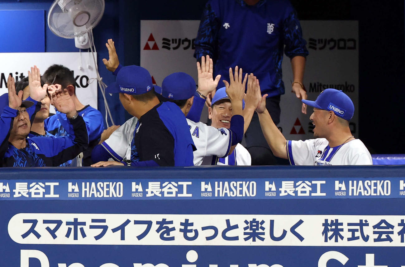 DeNA対巨人　11回裏DeNA2死一、三塁、蝦名がサヨナラ適時打を放ちハイタッチで喜ぶ三浦監督（奥）ら（撮影・浅見桂子）