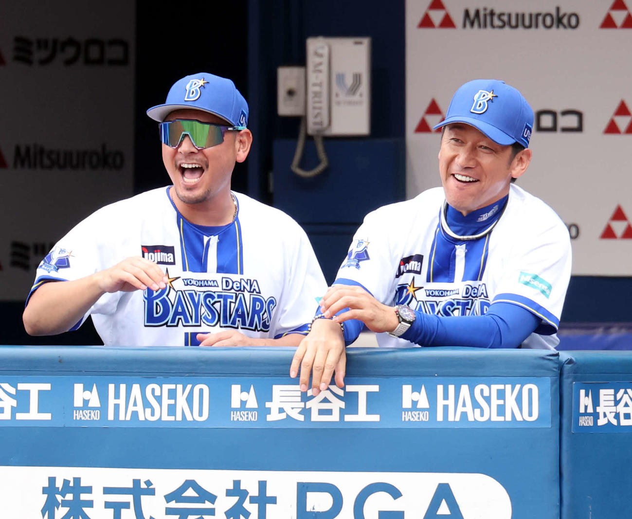 DeNA対巨人　1回裏DeNA2死一、二塁、石上が同点3点本塁打を放ち、笑顔を見せる三浦監督（右）（撮影・浅見桂子）