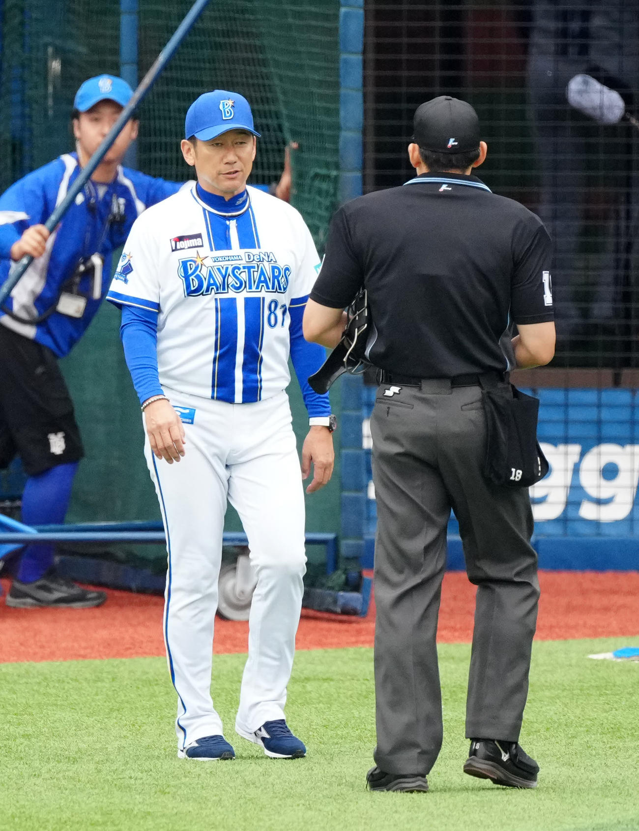 DeNA対巨人　2回表開始前、投手交代を告げるDeNA三浦監督（撮影・江口和貴）