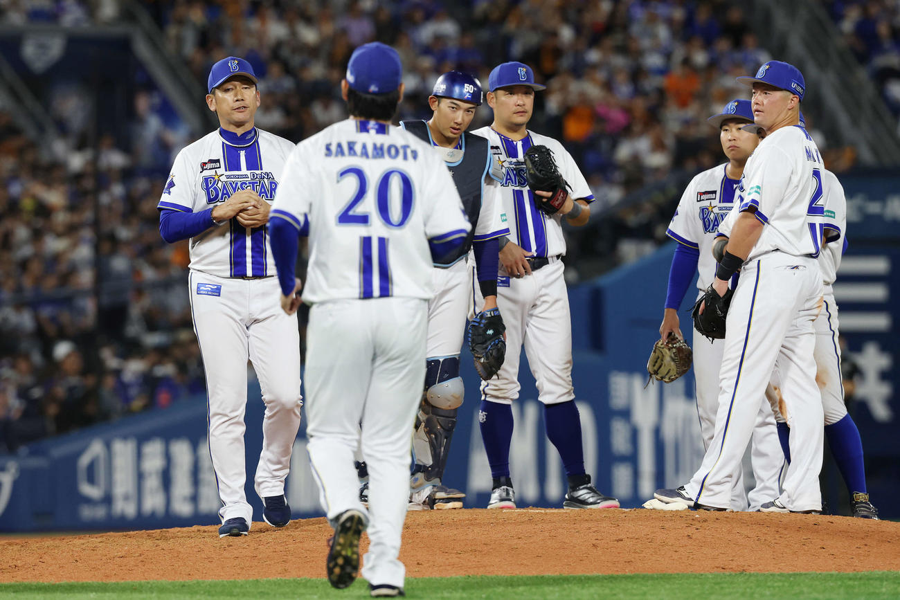 DeNA対巨人　11回表巨人1死一、三塁、坂本（手前）に投手交代する三浦監督（左）（撮影・宮地輝）
