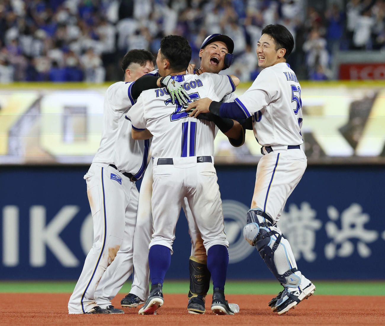 DeNA対巨人　11回裏DeNA2死一、三塁、サヨナラ適時打を放ちチームメートと喜びを爆発させる蝦名（左から3人目）（撮影・宮地輝）