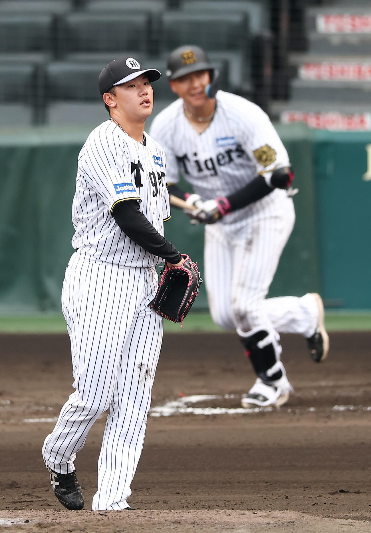 シート打撃で大山（右）を打ち取る阪神門別（撮影・前田充）