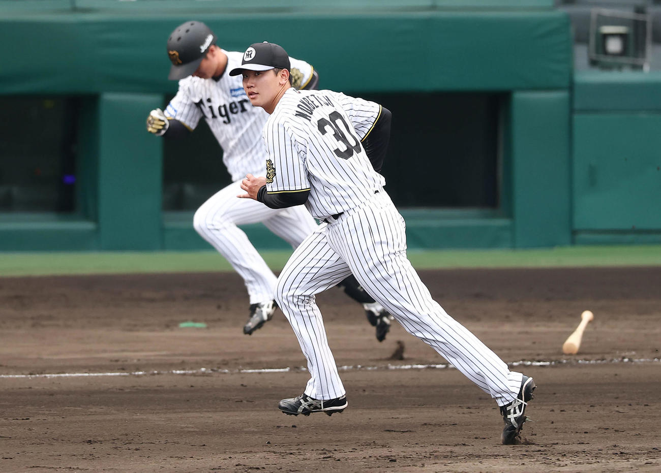 シート打撃で近本（左）を打ち取る阪神門別（撮影・前田充）