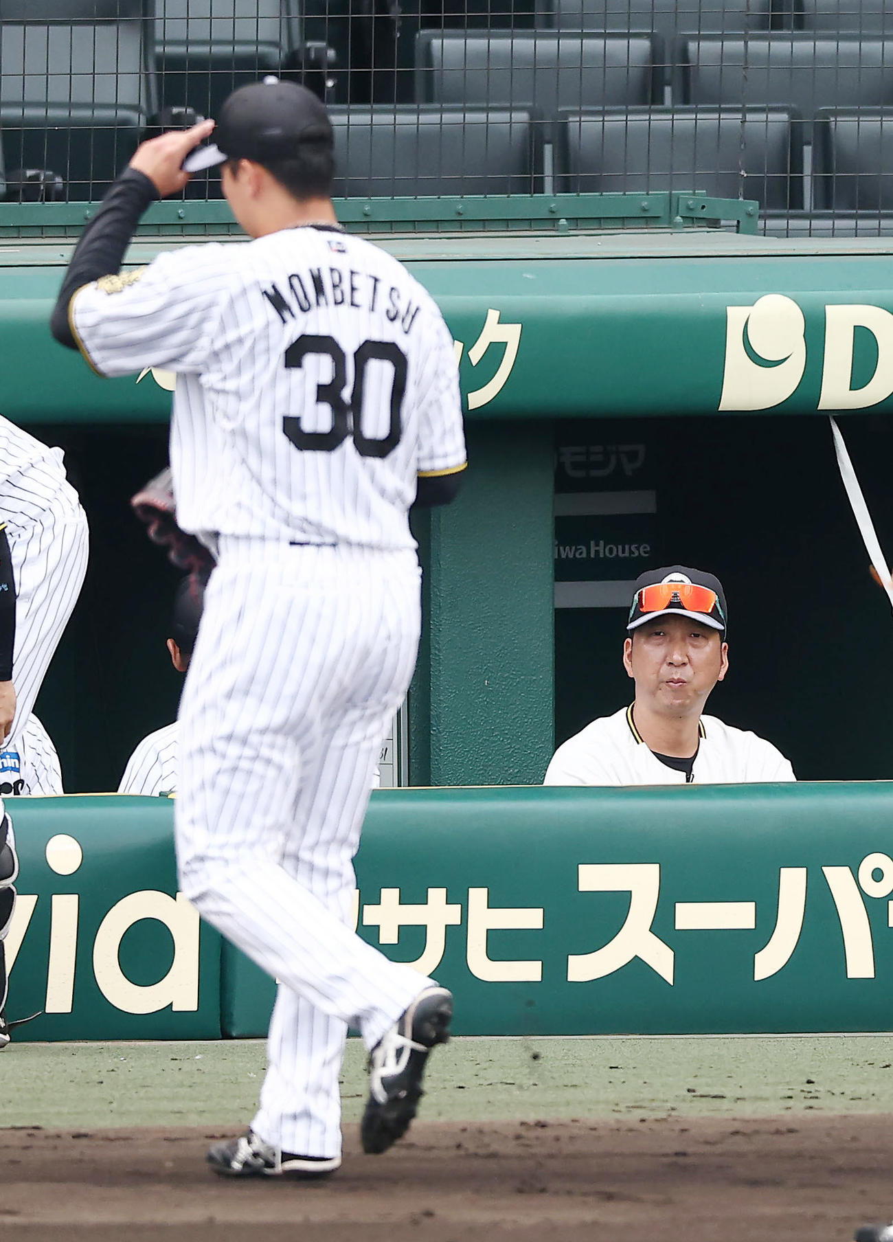 シート打撃を見守る阪神藤川監督。左はベンチへ戻る門別（撮影・前田充）
