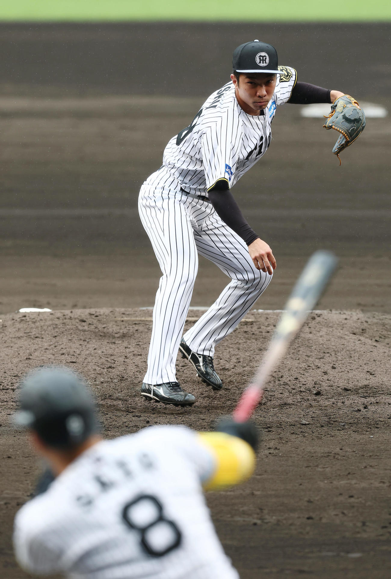 シート打撃で佐藤輝（手前）を打ち取る石井（撮影・前田充）