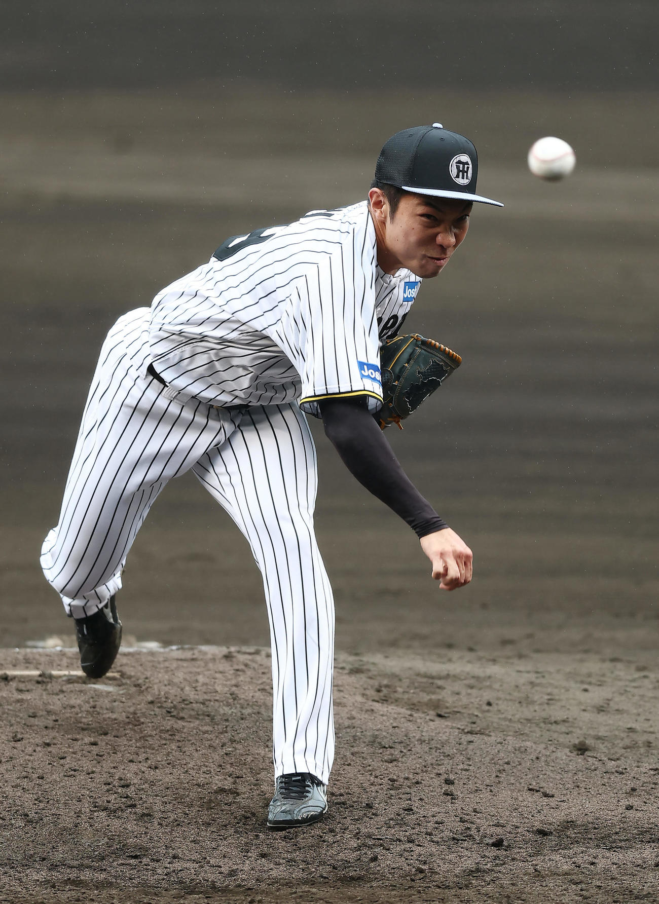 シート打撃に登板する阪神石井（撮影・前田充）