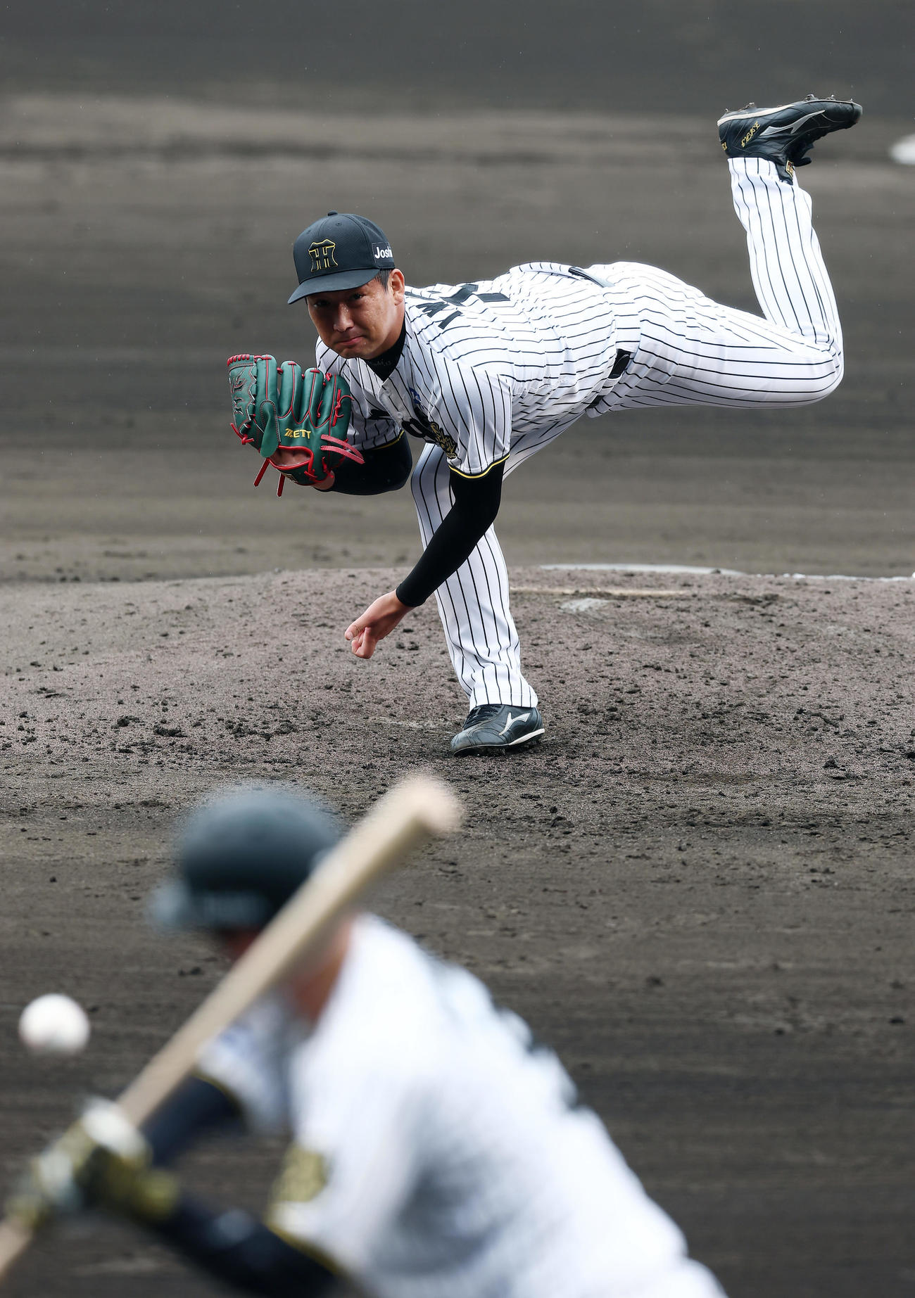 シート打撃で近本（手前）に四球を与える阪神岩崎（撮影・前田充）