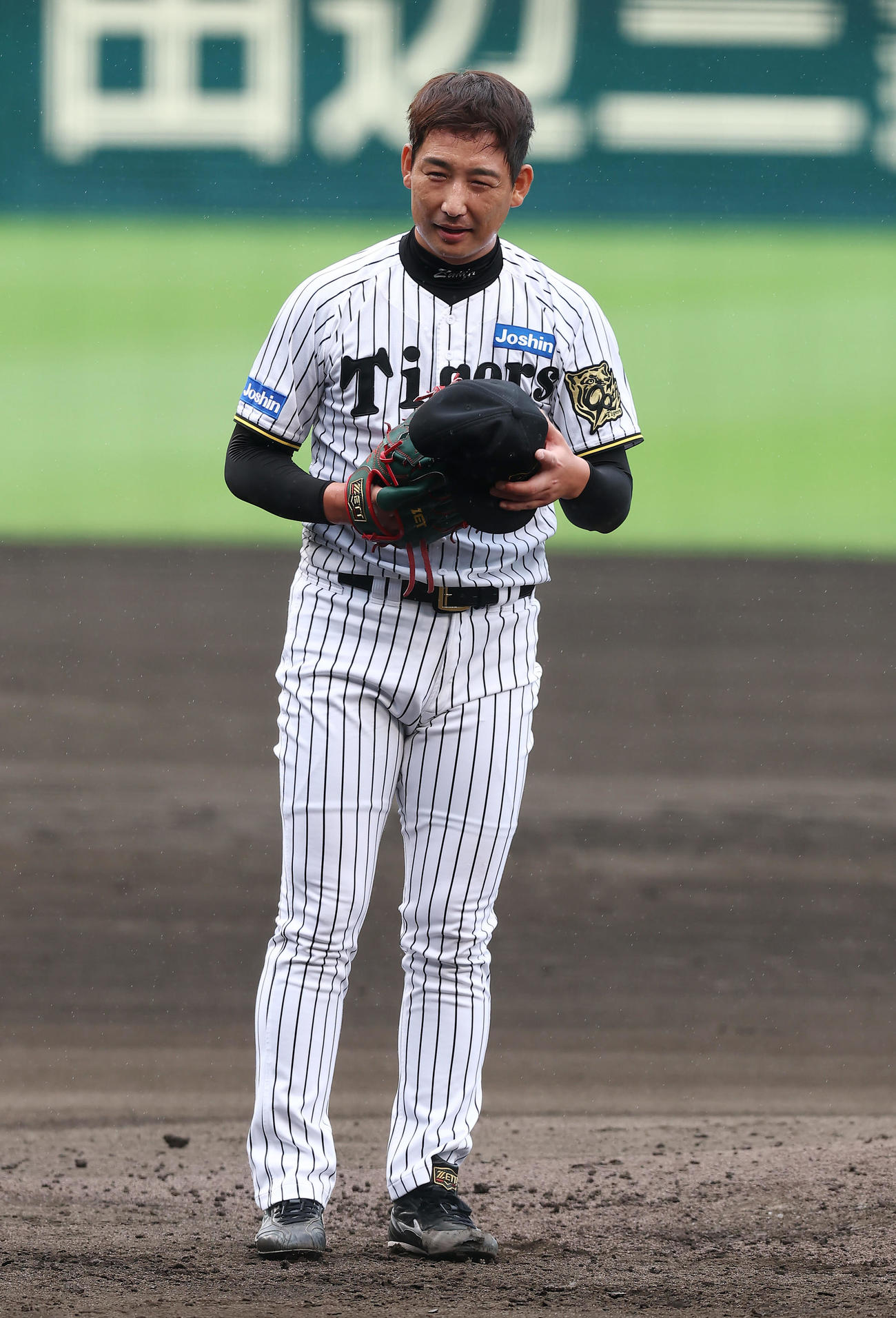 シート打撃で押し出し四球を与えた阪神岩崎（撮影・前田充）