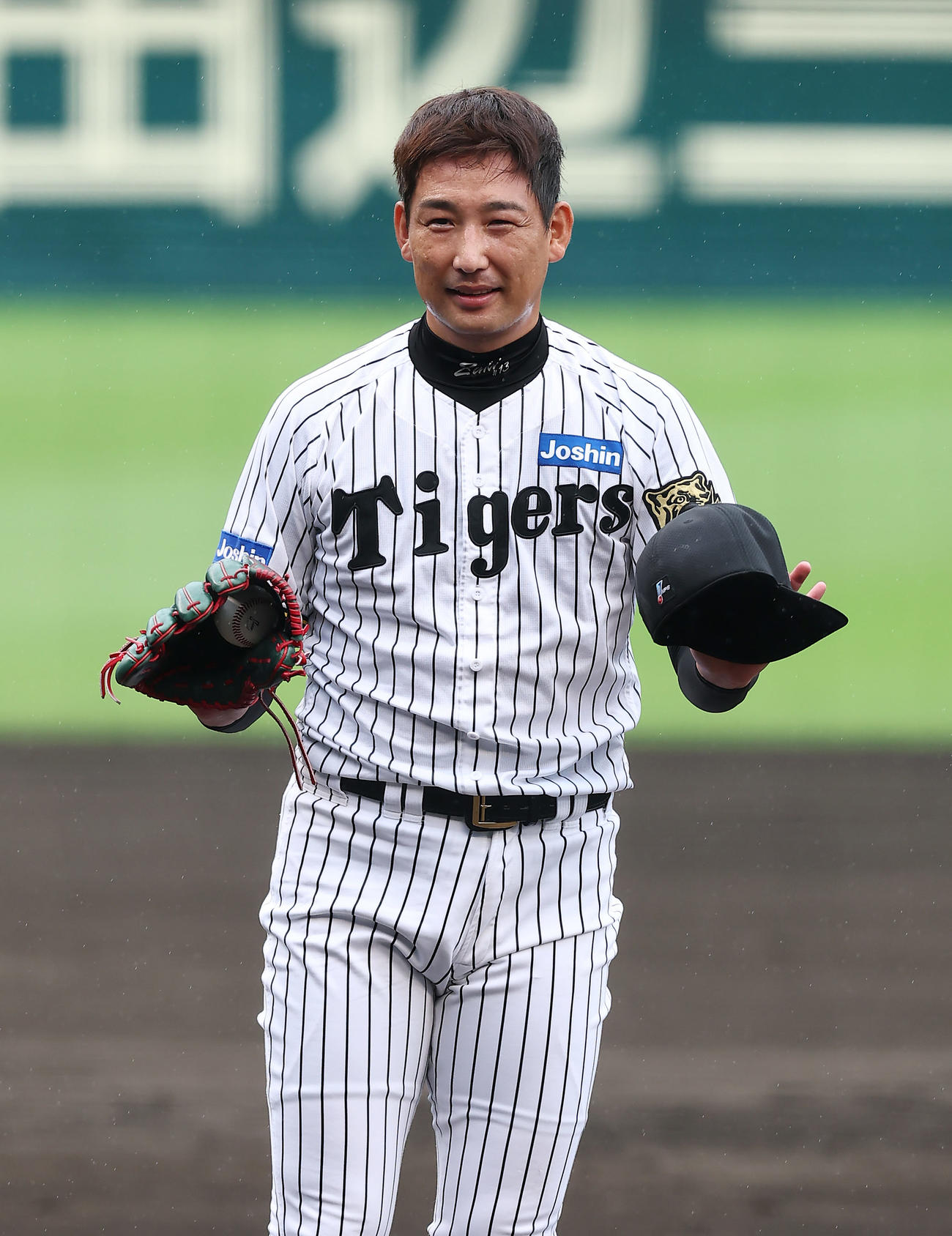 シート打撃で押し出し四球を与え、苦笑いで登板を終える阪神岩崎（撮影・前田充）