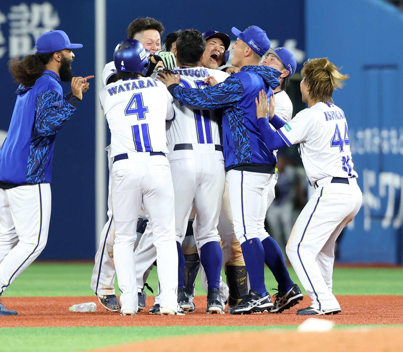 DeNA対巨人　11回裏DeNA2死一、三塁、蝦名（中央右）はサヨナラ適時打を放ちナインの祝福の中、雄叫びを上げて喜ぶ（撮影・浅見桂子）