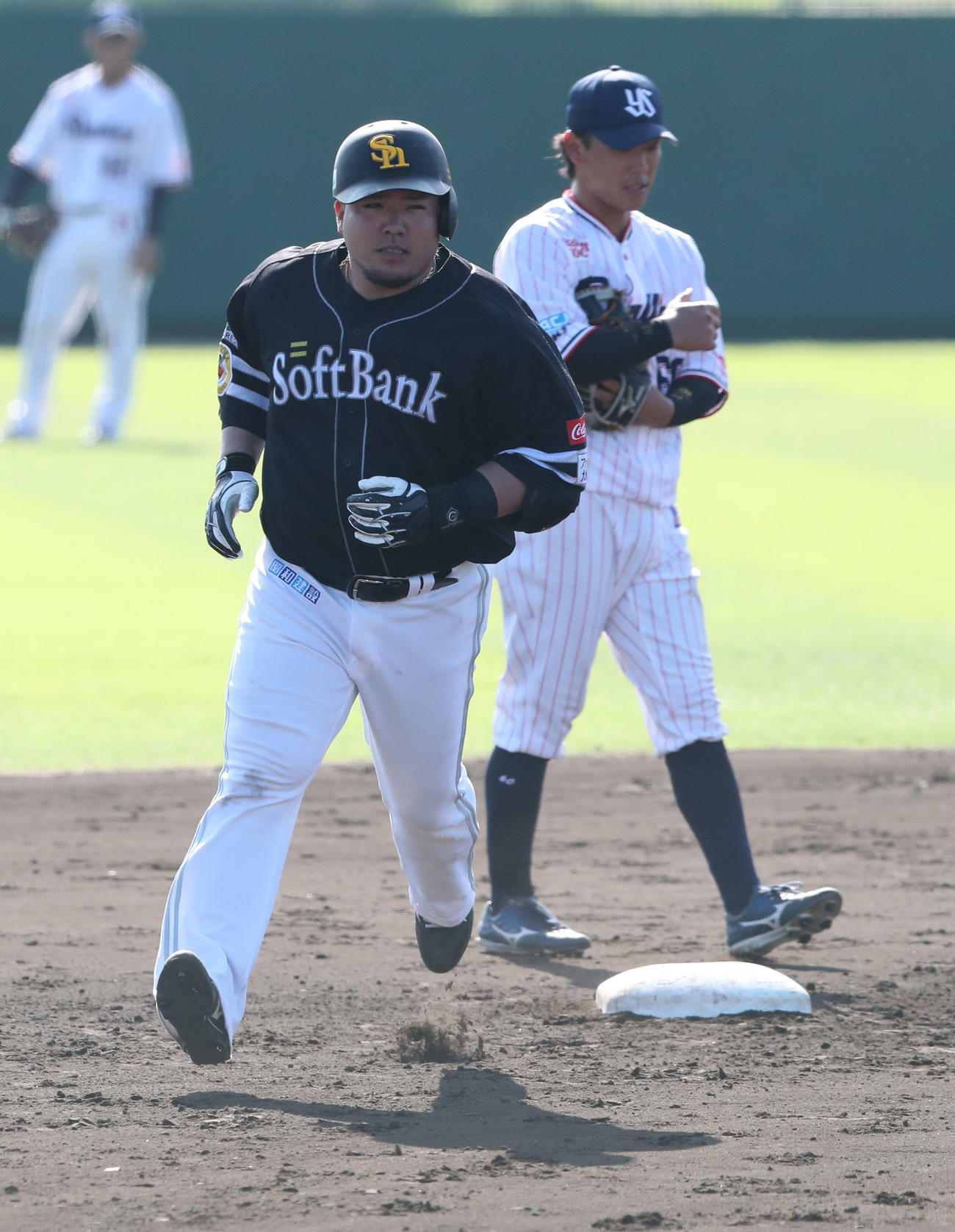 ヤクルト対ソフトバンク　8回表ソフトバンク2死一、二塁、山川は左越えに逆転となる3点本塁打を放ちゆっくりと本塁へ走る（撮影・梅根麻紀）
