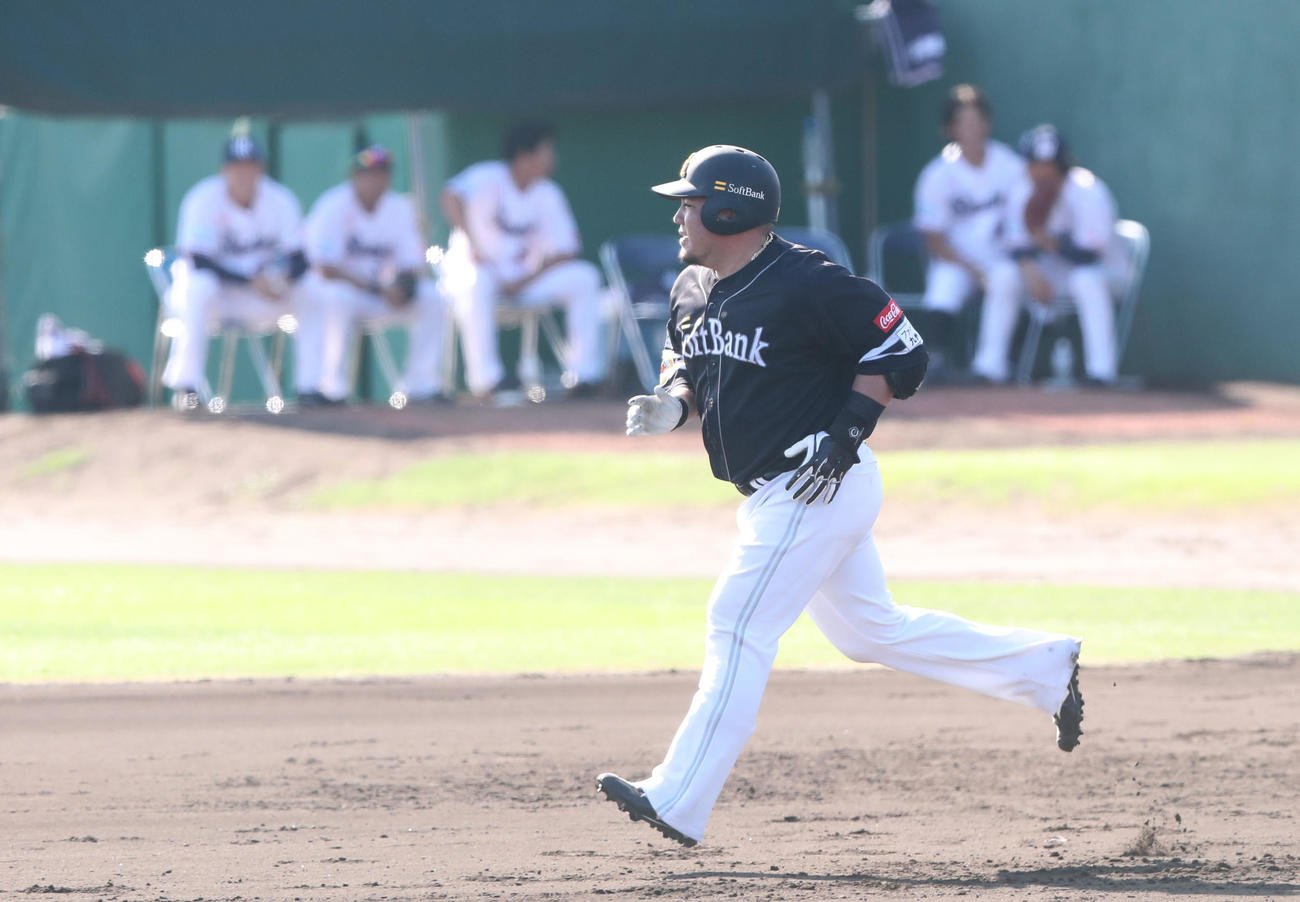 ヤクルト対ソフトバンク　8回表ソフトバンク2死一、二塁、山川は左越えに逆転となる3点本塁打を放ちゆっくりと本塁へ走る（撮影・梅根麻紀）