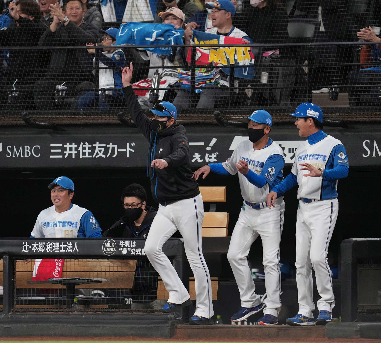 日本ハム対オリックス　8回裏日本ハム2死一、二塁、レイエスの2点適時打で喜ぶ新庄監督（中央）（撮影・井上学）