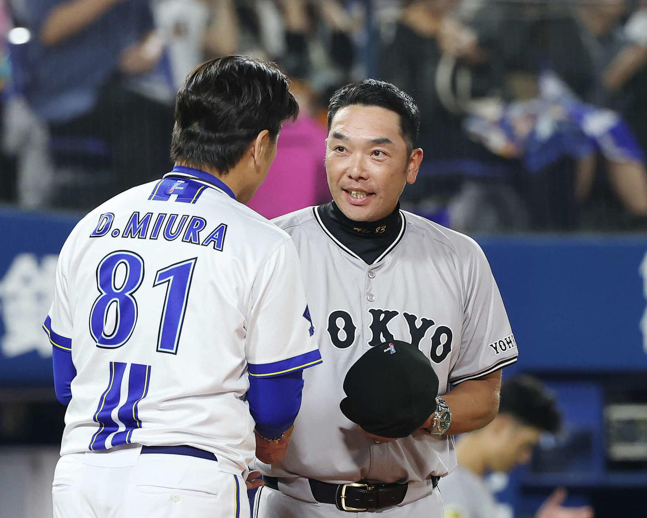 DeNA対巨人　試合後、DeNA三浦監督（左）と言葉を交わす巨人阿部監督（撮影・宮地輝）
