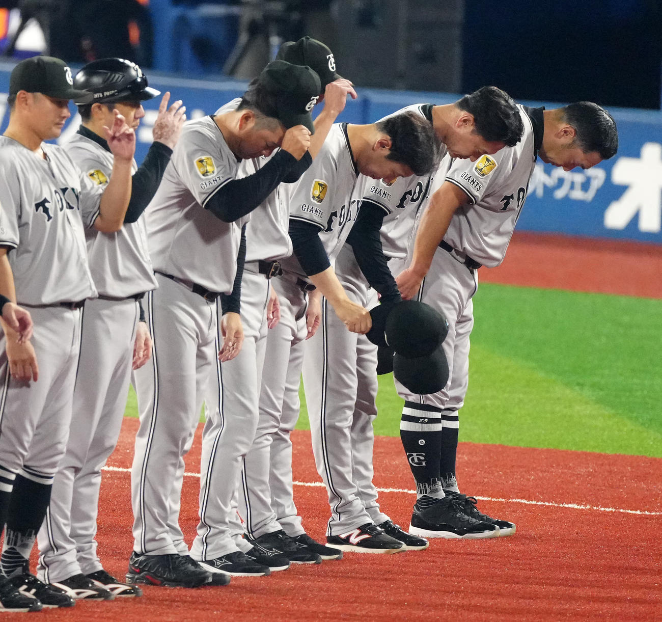 DeNA対巨人　試合後、巨人ファンにあいさつする巨人阿部監督（右端）ら（撮影・江口和貴）