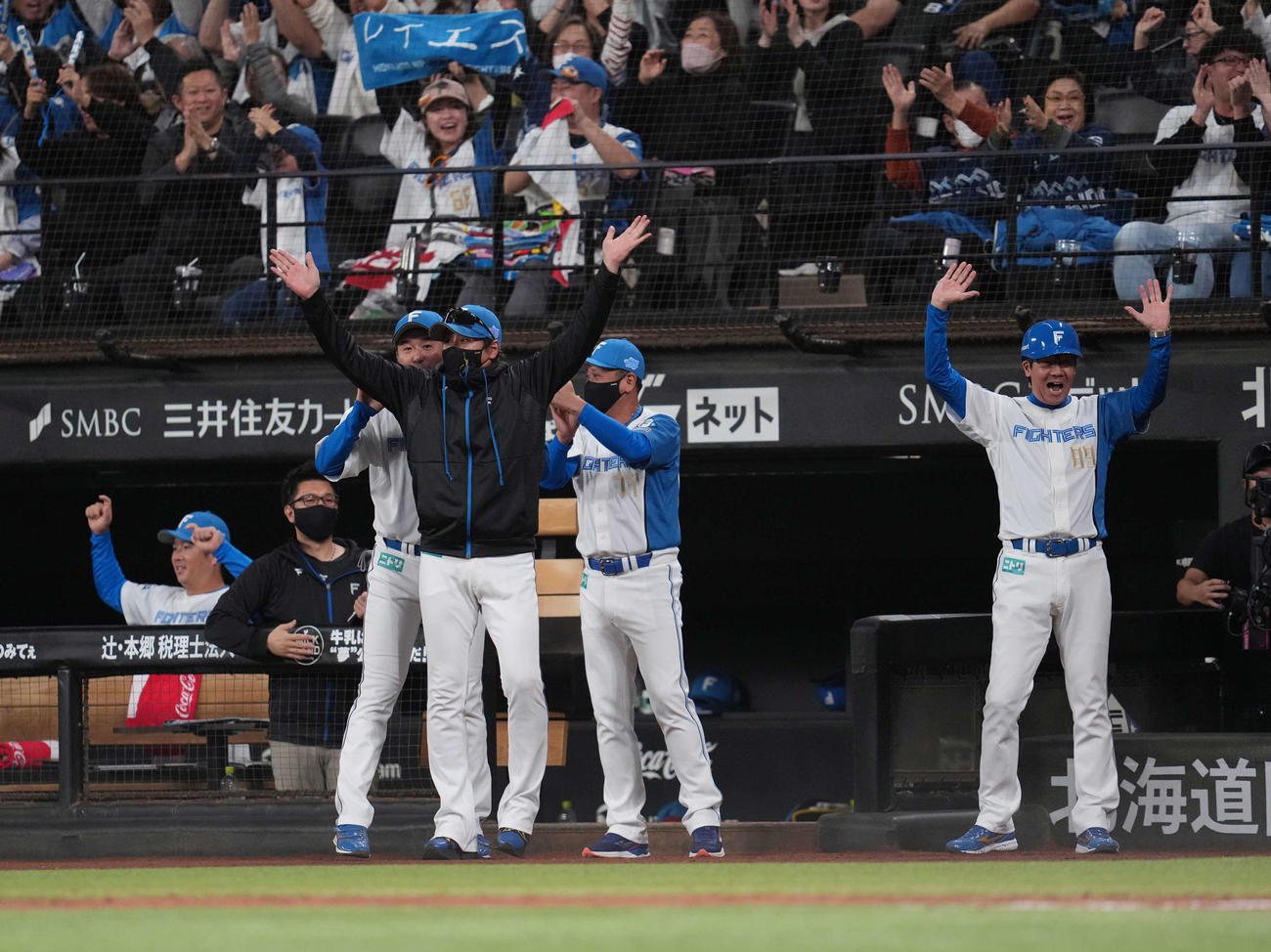 日本ハム対オリックス　8回裏日本ハム2死一、二塁、レイエスの2点適時打で喜ぶ新庄監督（中央）（撮影・井上学）