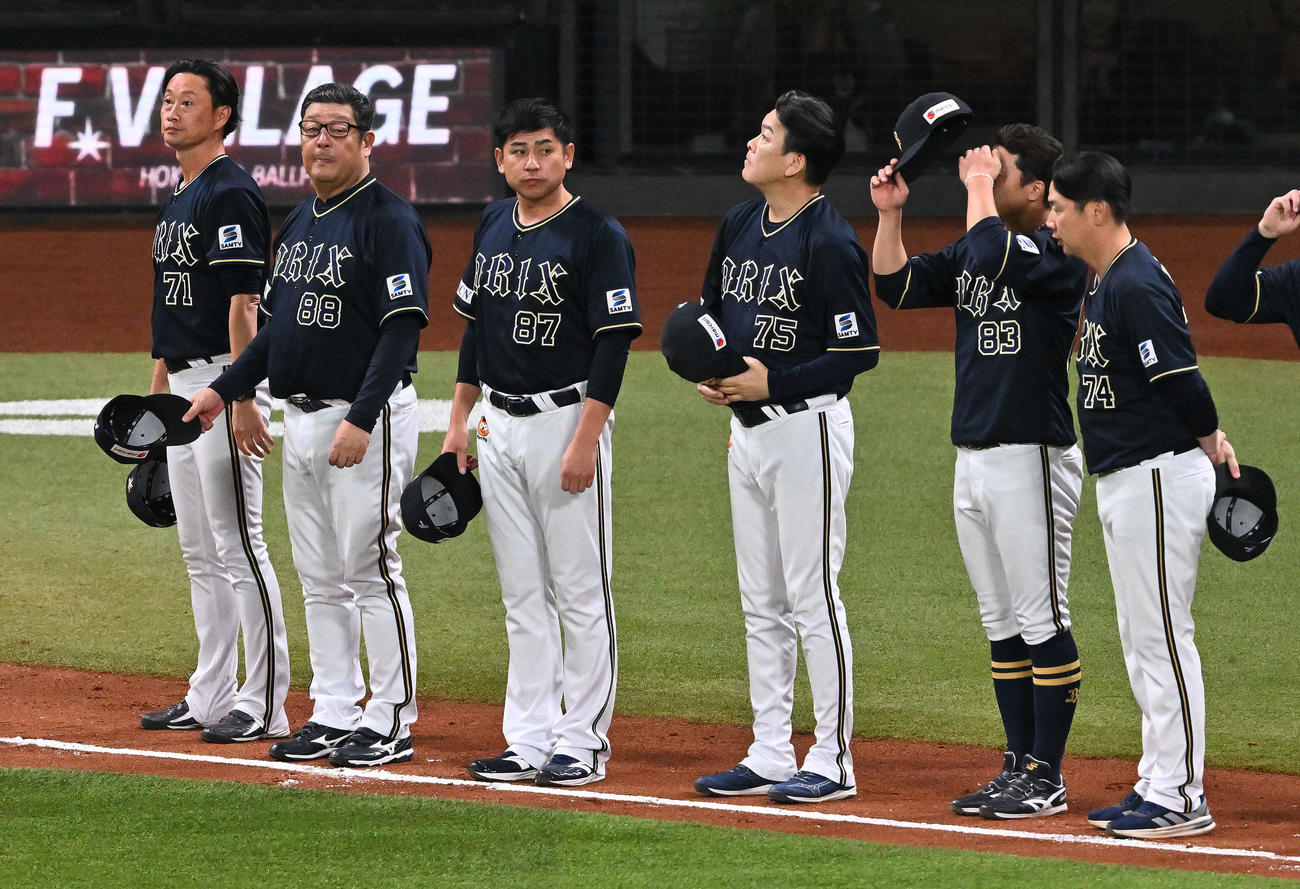 日本ハム対オリックス　試合後のあいさつで整列するオリックス岸田監督（左）ら（撮影・滝沢徹郎）