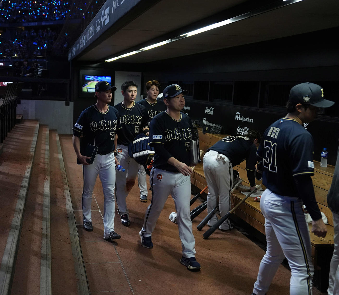 日本ハム対オリックス　引き揚げるオリックス岸田監督（左端）ら（撮影・井上学）