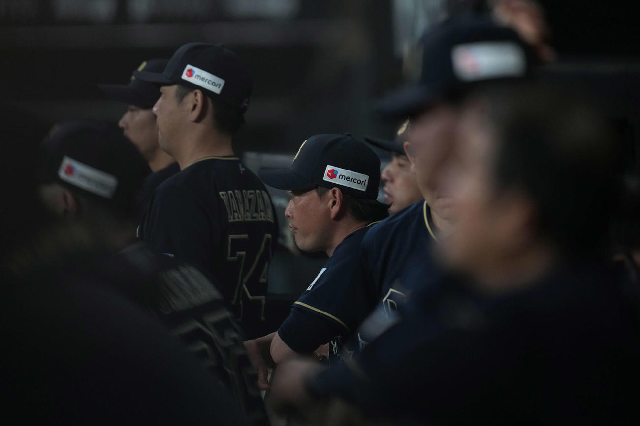 日本ハム対オリックス　戦況を見つめるオリックス岸田監督（中央）（撮影・井上学）