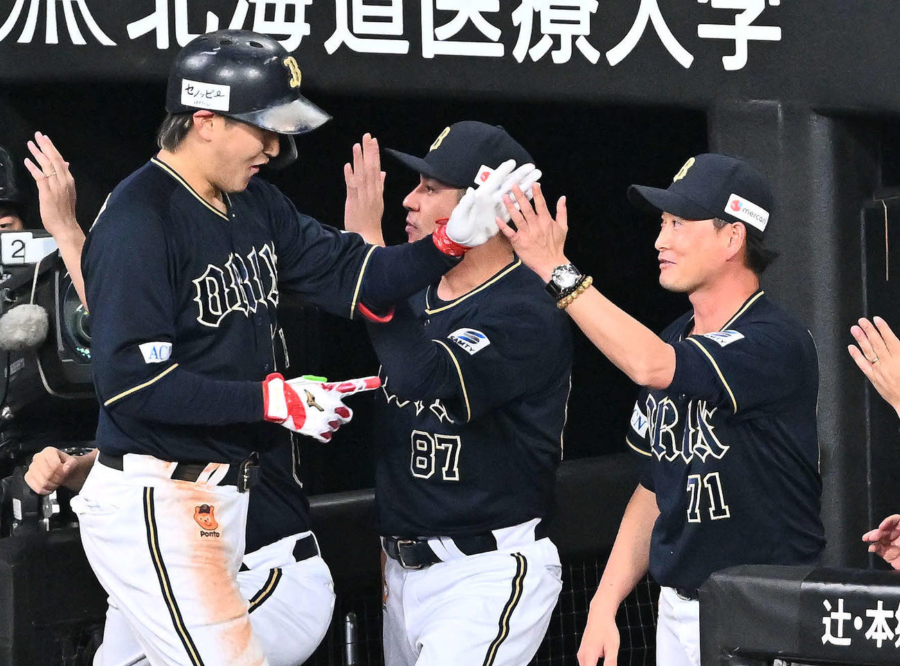 日本ハム対オリックス　3回表オリックス2死一、三塁、3点本塁打を放った紅林（左）とタッチを交わす岸田監督（右）（撮影・滝沢徹郎）