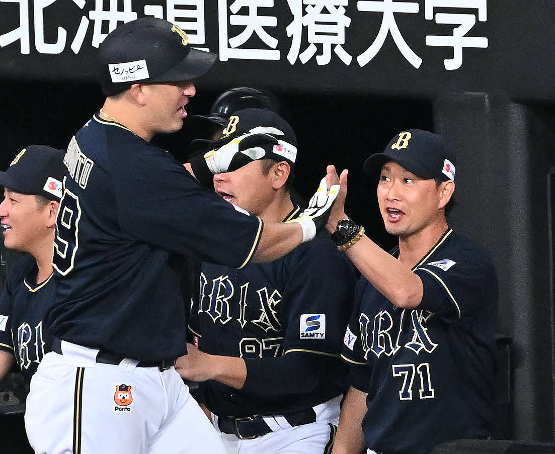 日本ハム対オリックス　2回表オリックス無死、先制ソロ本塁打を放った杉本（手前）タッチを交わす岸田監督（撮影・滝沢徹郎）