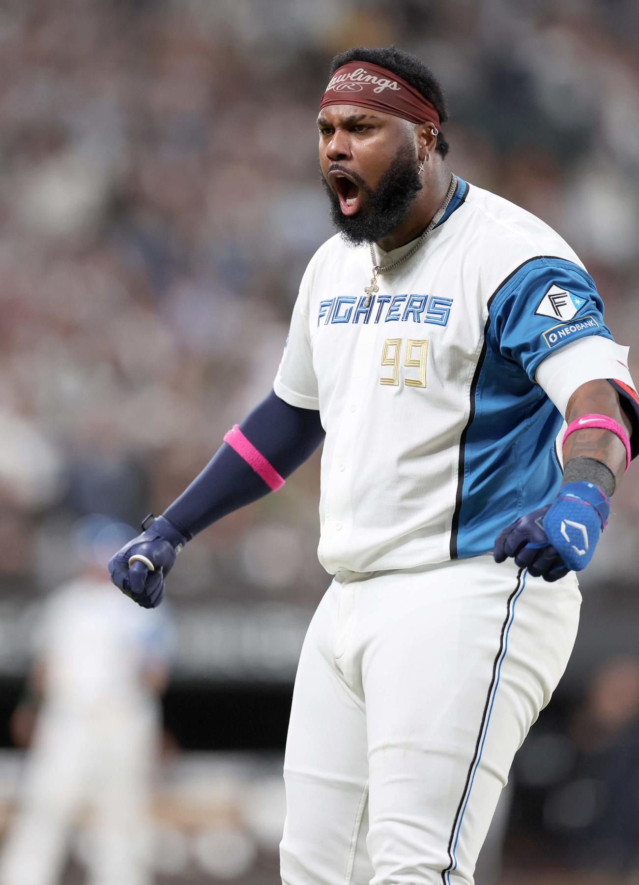 日本ハム対オリックス　8回裏日本ハム2死一、二塁、右前2点適時打を放ち叫ぶレイエス（撮影・黒川智章）