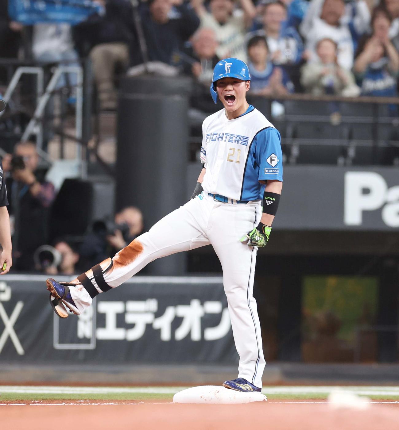 日本ハム対オリックス　3回裏日本ハム1死一、二塁、中越え2点適時三塁打を放ち叫ぶ清宮幸（撮影・黒川智章）