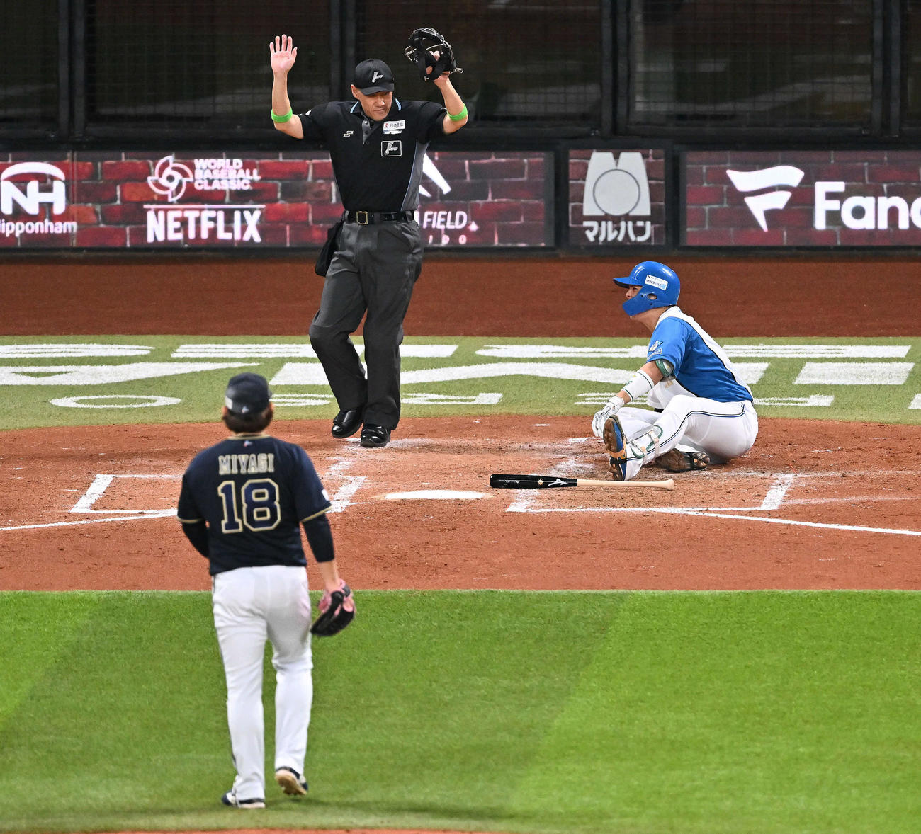 日本ハム対オリックス　3回裏日本ハム1死一塁、死球を受ける郡司。投手宮城（撮影・滝沢徹郎）