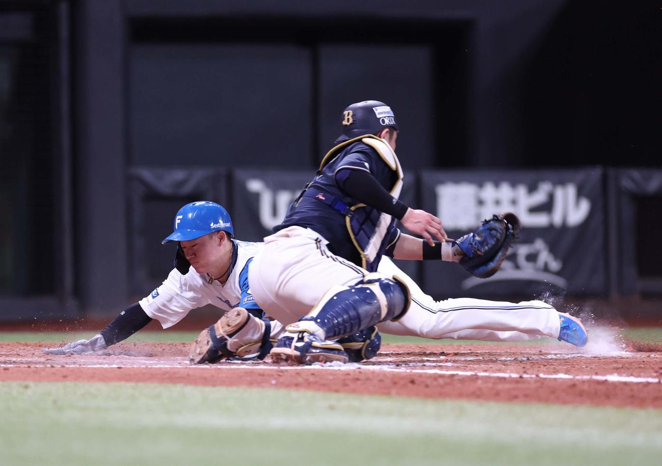 日本ハム対オリックス　8回裏日本ハム2死一、二塁、レイエスの右前2点適時打で生還する一塁走者矢沢（撮影・黒川智章）