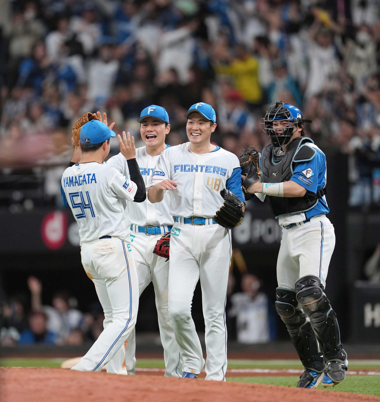 日本ハム対オリックス　オリックスに連勝し喜ぶ清宮幸（左から2人目）ら日本ハムナイン（撮影・井上学）