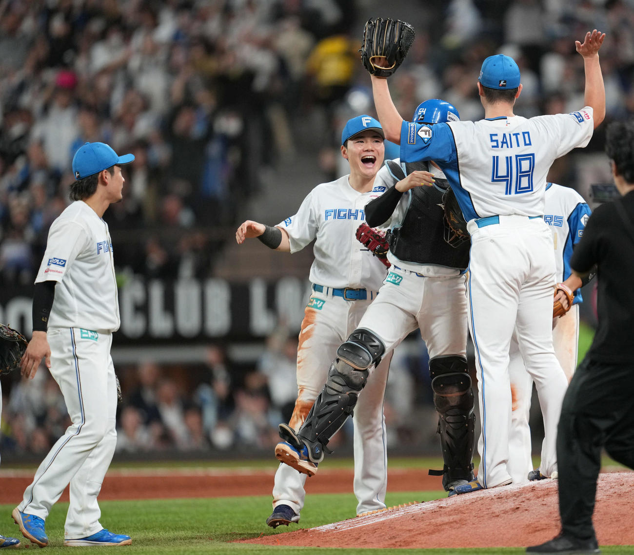 日本ハム対オリックス　オリックスに連勝し喜ぶ清宮幸（左から2人目）ら日本ハムナイン（撮影・井上学）
