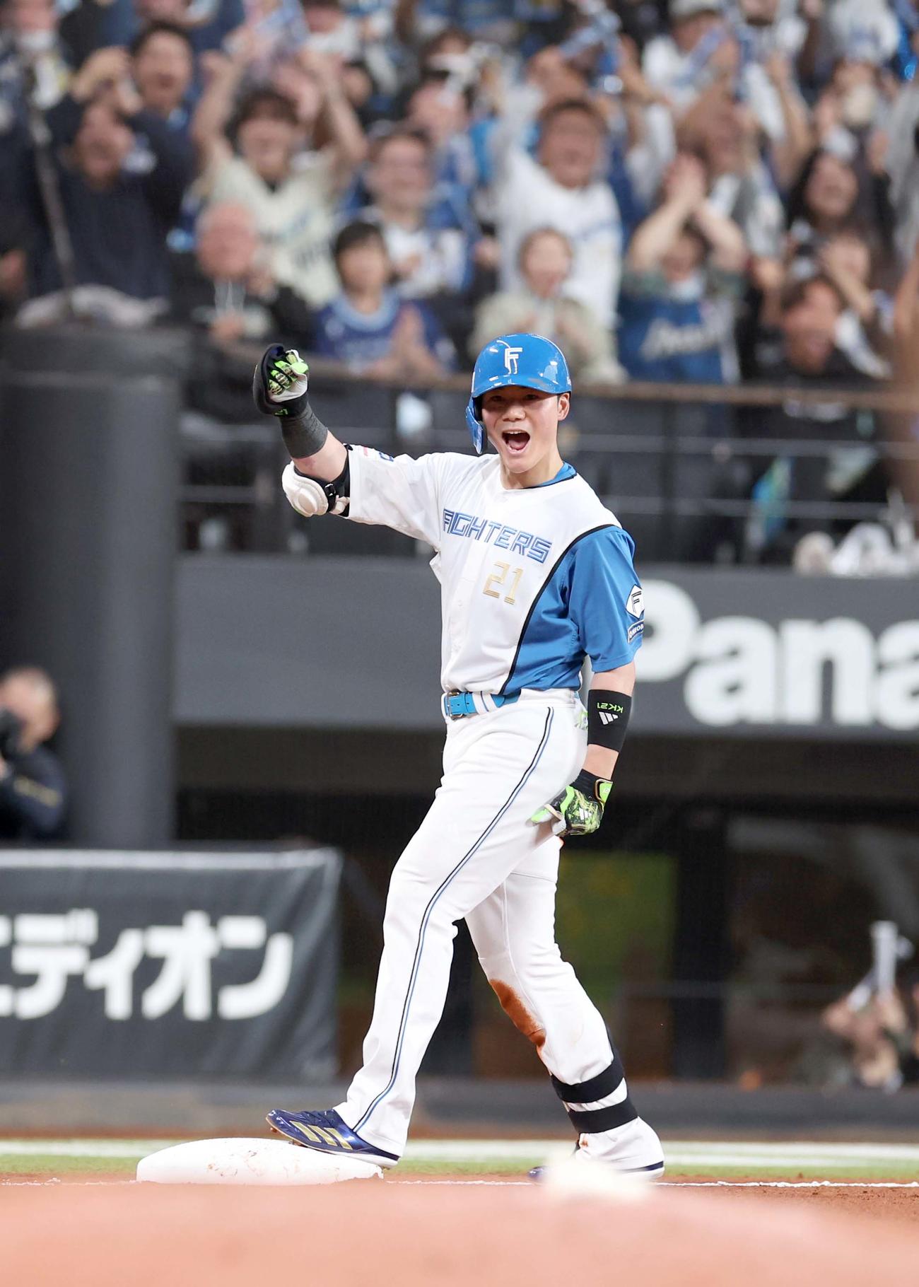日本ハム対オリックス　3回裏日本ハム1死一、二塁、中越え2点適時三塁打を放ち叫ぶ清宮幸（撮影・黒川智章）