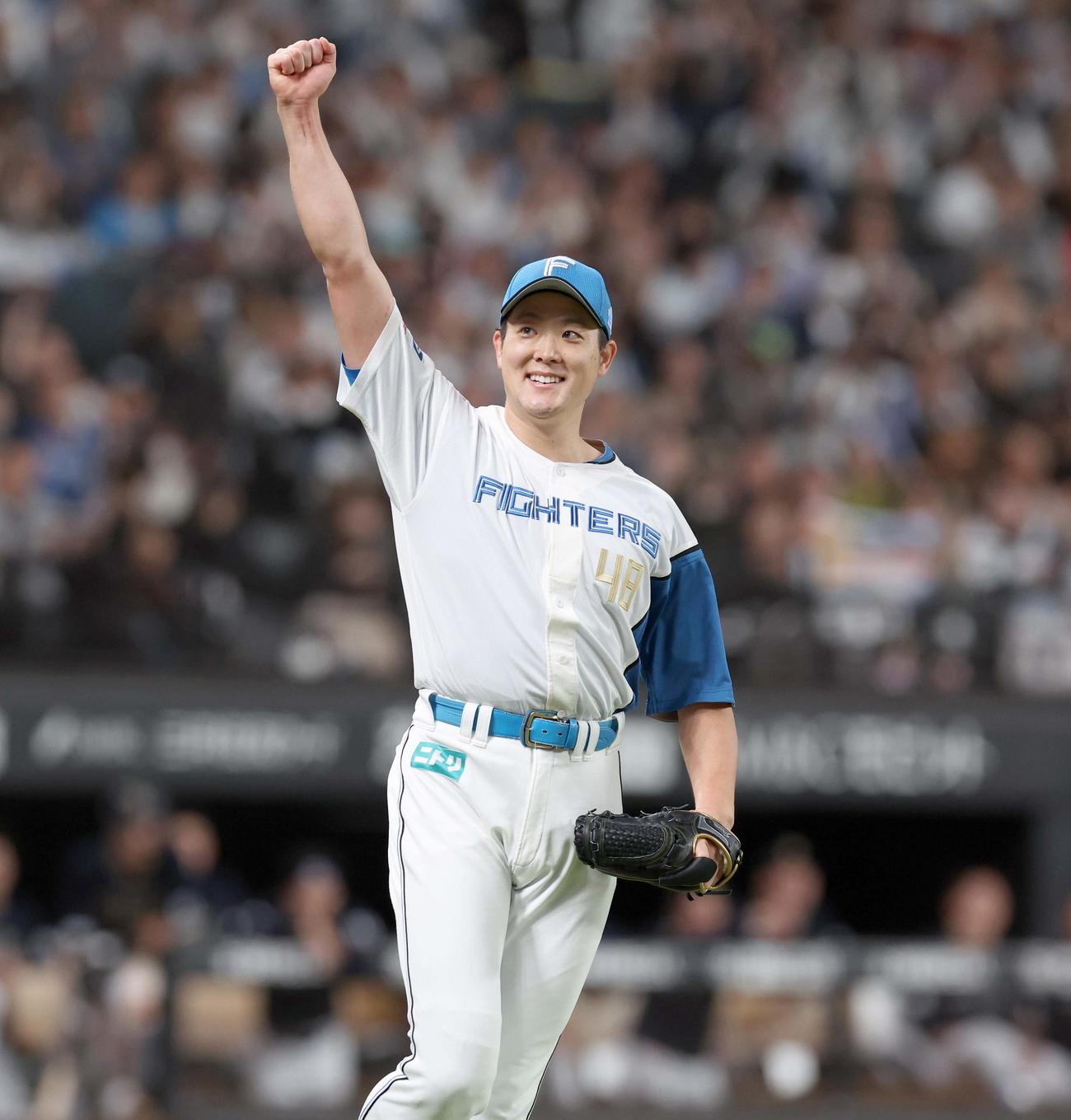 日本ハム対オリックス　9回表、打者を3人で抑えガッツポーズの斎藤（撮影・黒川智章）