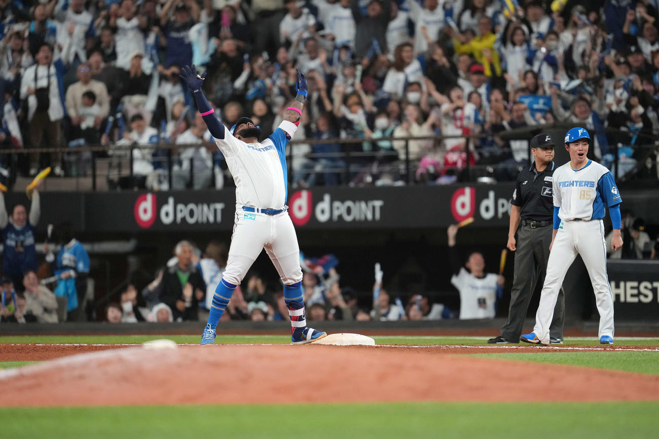 日本ハム対オリックス　8回裏日本ハム2死一、二塁、レイエスは2点適時打を放ち喜ぶ（撮影・井上学）