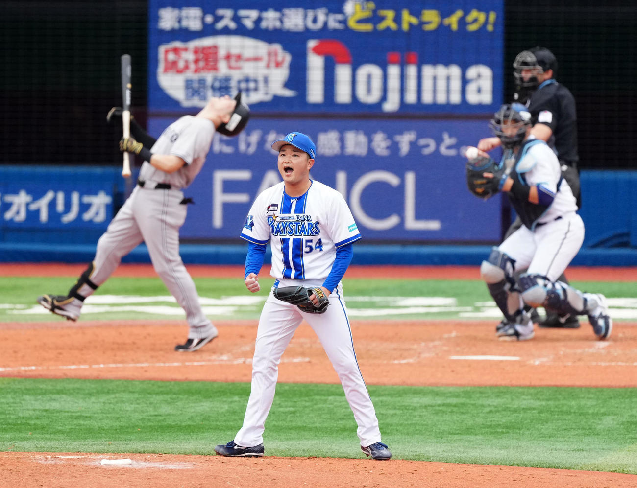 DeNA対巨人　5回表巨人無死、泉口（後方左）から見逃しの三振を奪い、ガッツポーズを見せる石田裕（撮影・江口和貴）