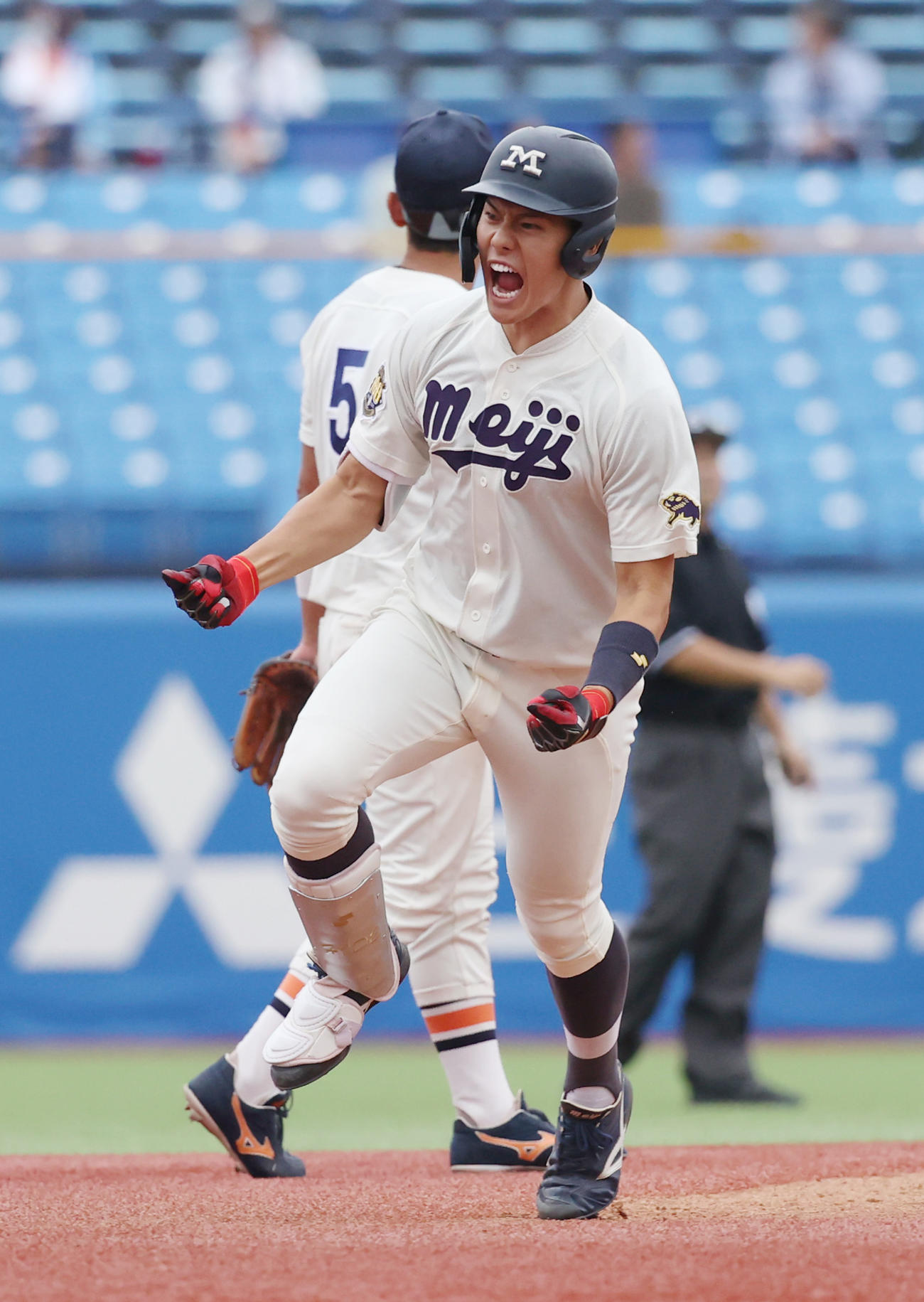 明大対法大　7回表明大2死三塁、代打・今井は右越えに本塁打を放ちガッツポーズする（撮影・柴田隆二）