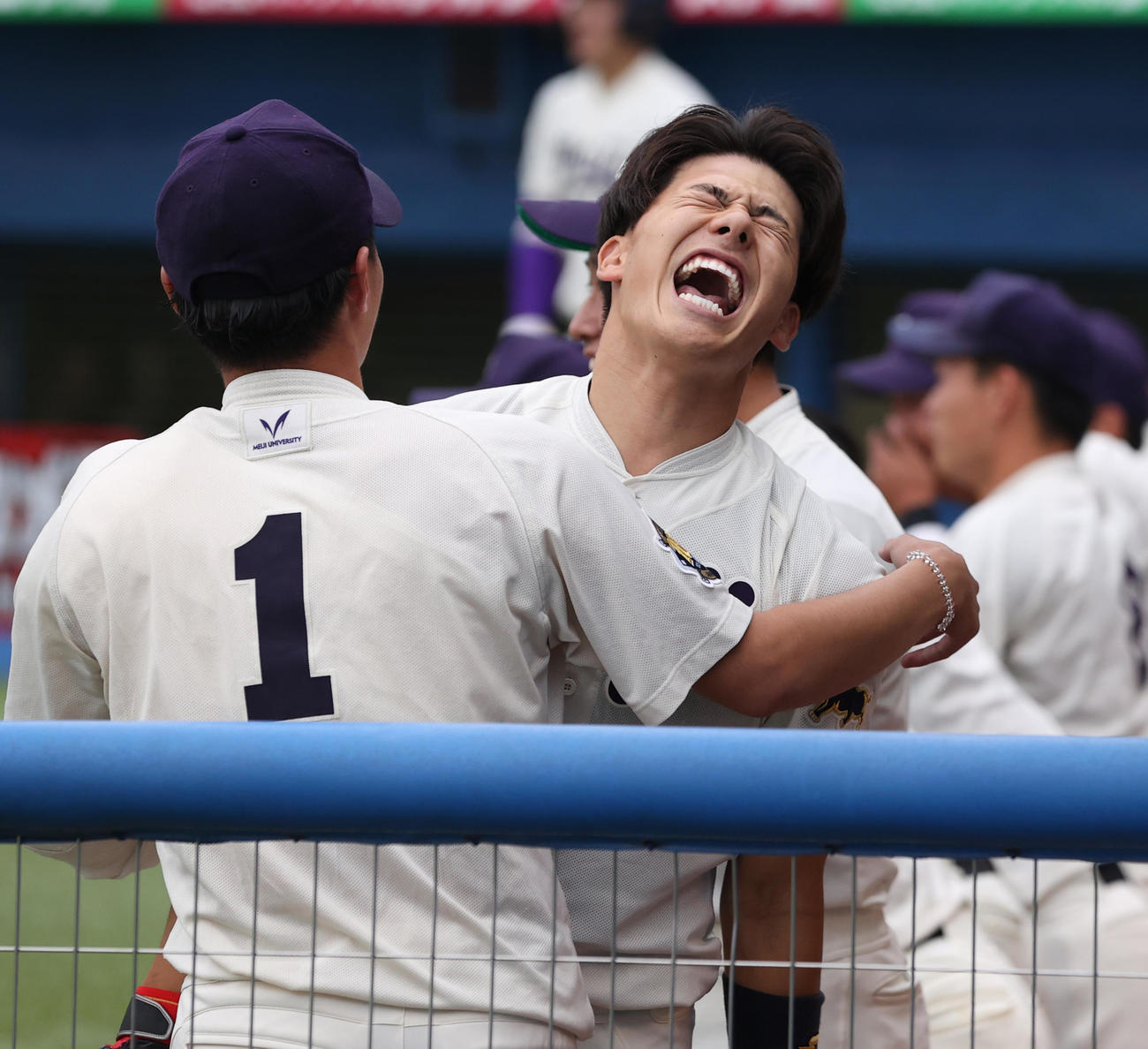 明大対法大　7回表明大2死三塁、代打・今井（右）は右越えに本塁打を放ち毛利と抱き合う（撮影・柴田隆二）