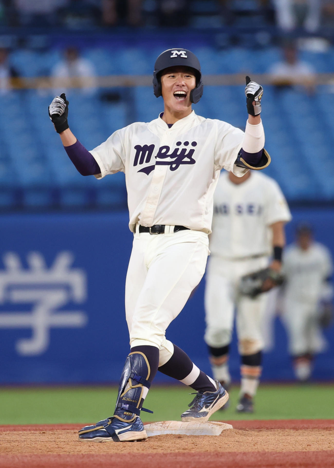 明大対法大　9回表明大1死二塁、木本は右中間に適時二塁打を放ちガッツポーズする（撮影・柴田隆二）