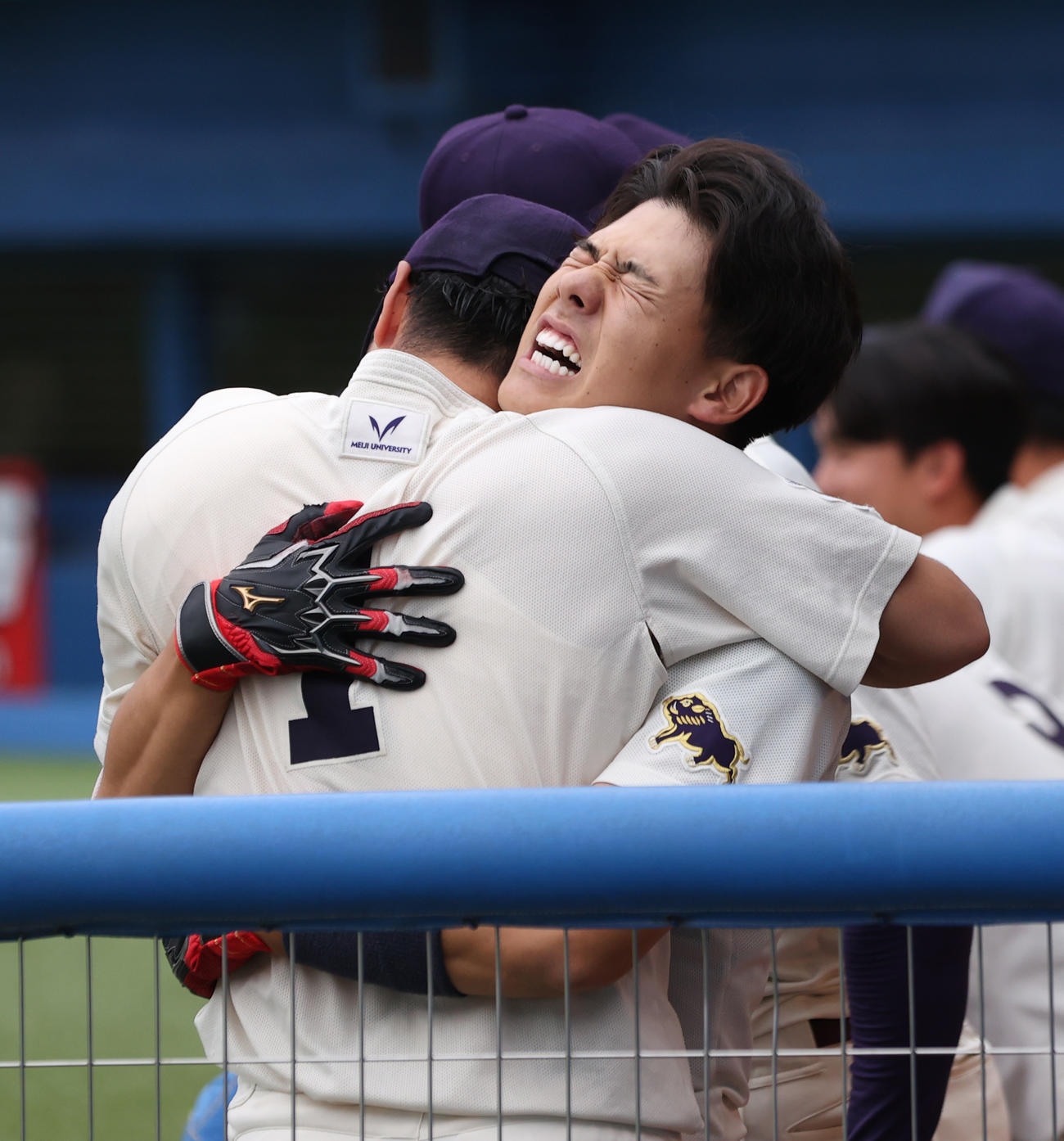 明大対法大　7回表明大2死三塁、代打・今井（右）は右越えに本塁打を放ち毛利と抱き合う（撮影・柴田隆二）