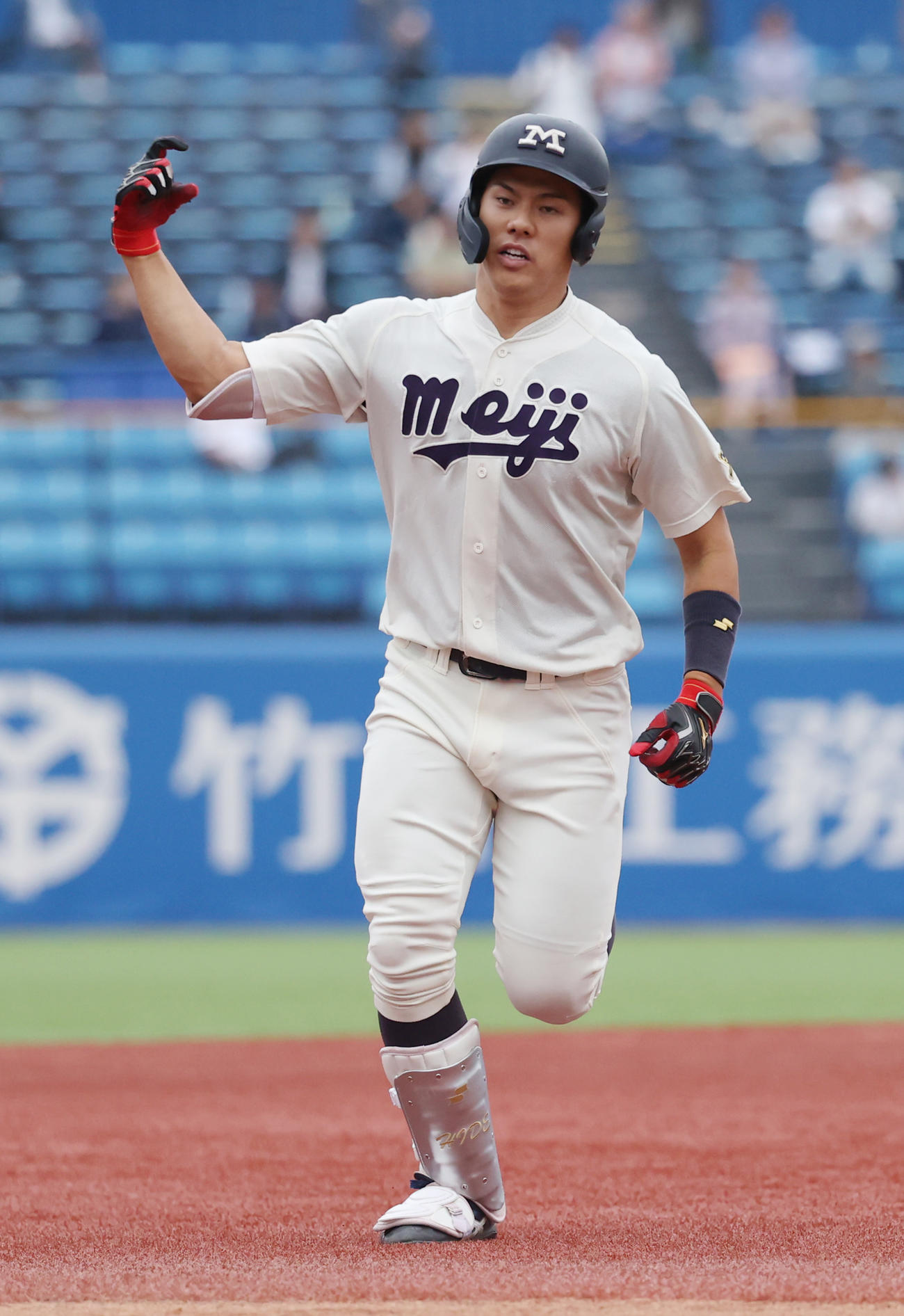 明大対法大　7回表明大2死三塁、代打・今井は右越えに本塁打を放ちガッツポーズする（撮影・柴田隆二）