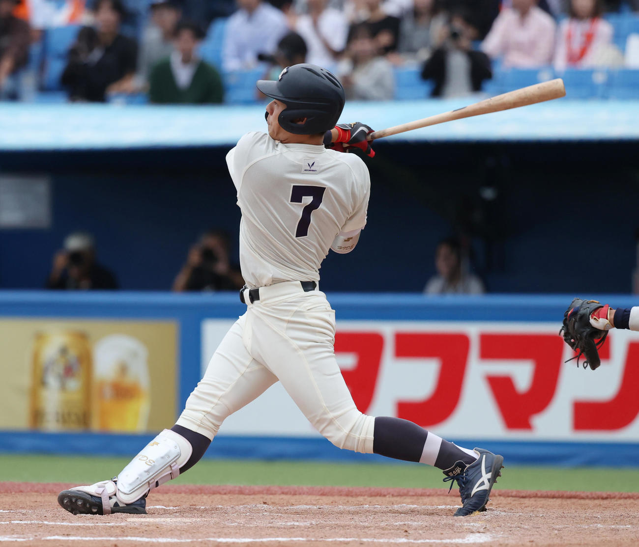 明大対法大　7回表明大2死三塁、代打・今井は右越えに本塁打を放つ（撮影・柴田隆二）