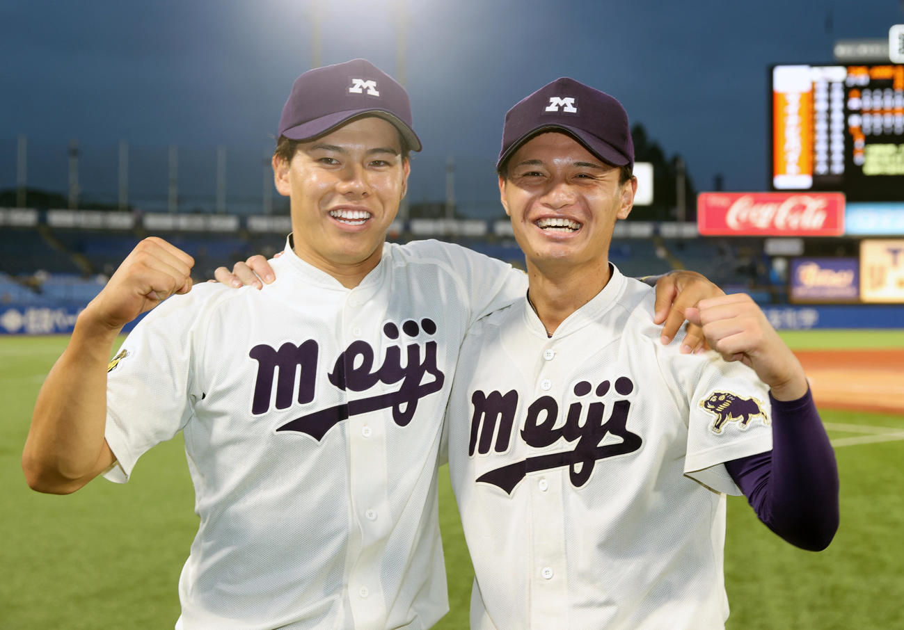 明大対法大　決勝本塁打の明大・今井（左）と毛利はガッツポーズする（撮影・柴田隆二）