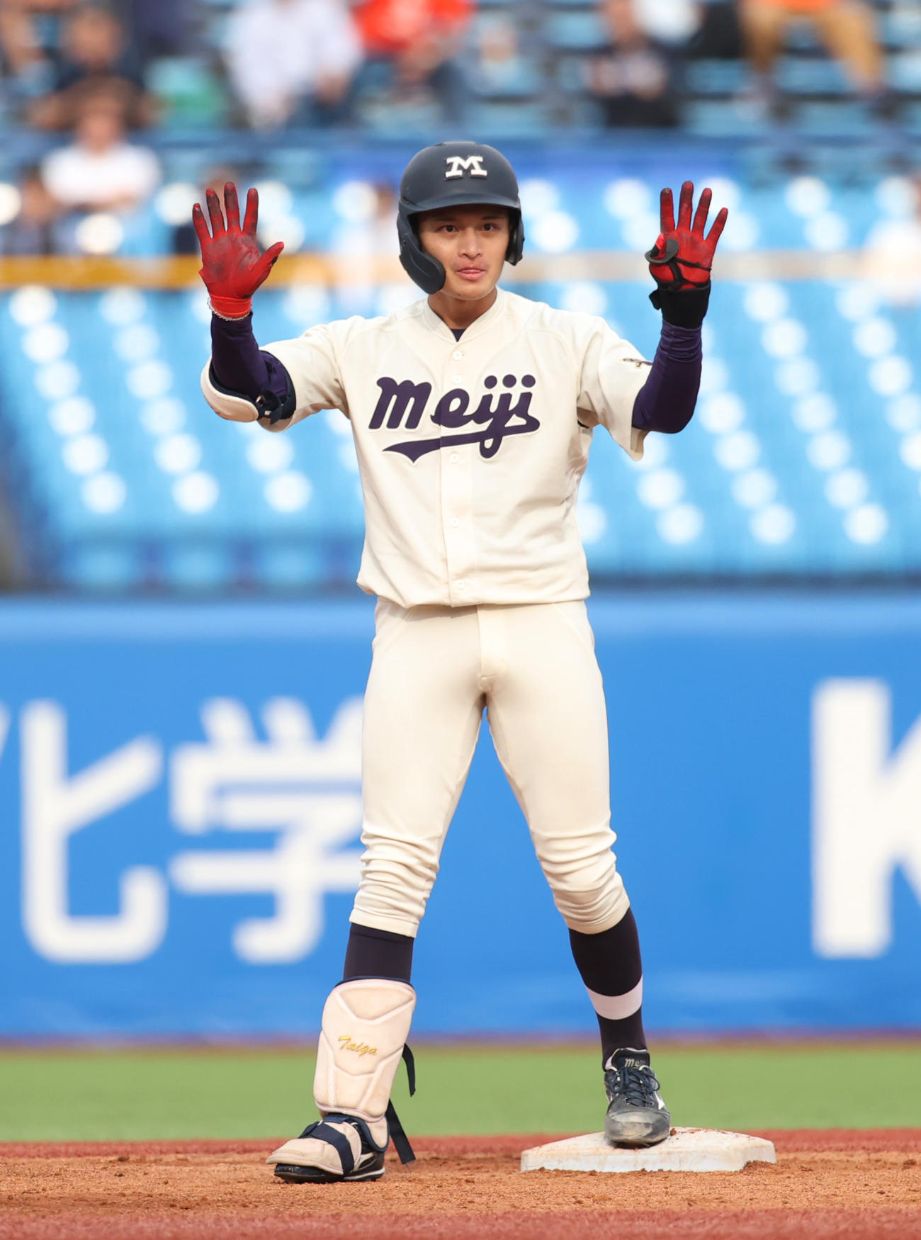 明大対法大　2回表明大2死三塁、毛利は中越えに適時二塁打を放ちポーズを決める（撮影・柴田隆二）