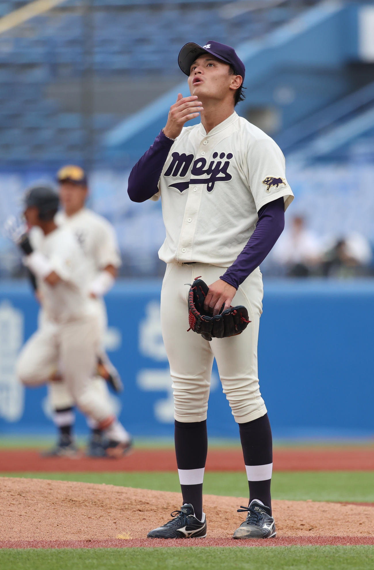 明大対法大　2回裏法大2死二塁、品川に左越えに本塁打を浴びた明大・毛利（撮影・柴田隆二）