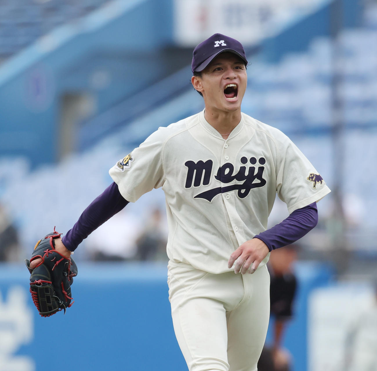 明大対法大　5回のピンチを抑えた明大・毛利は雄たけびを上げた（撮影・柴田隆二）