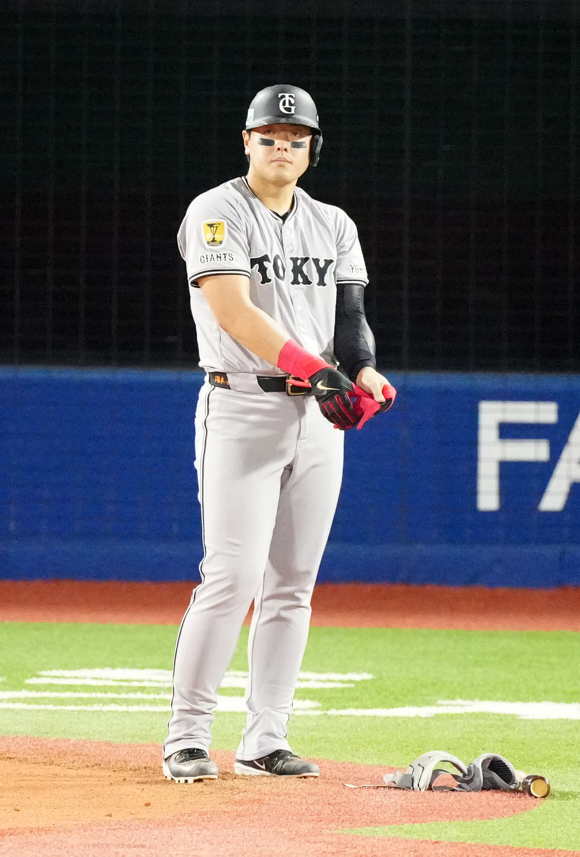 DeNA対巨人　10回表巨人1死二塁、申告敬遠の岡本（撮影・江口和貴）
