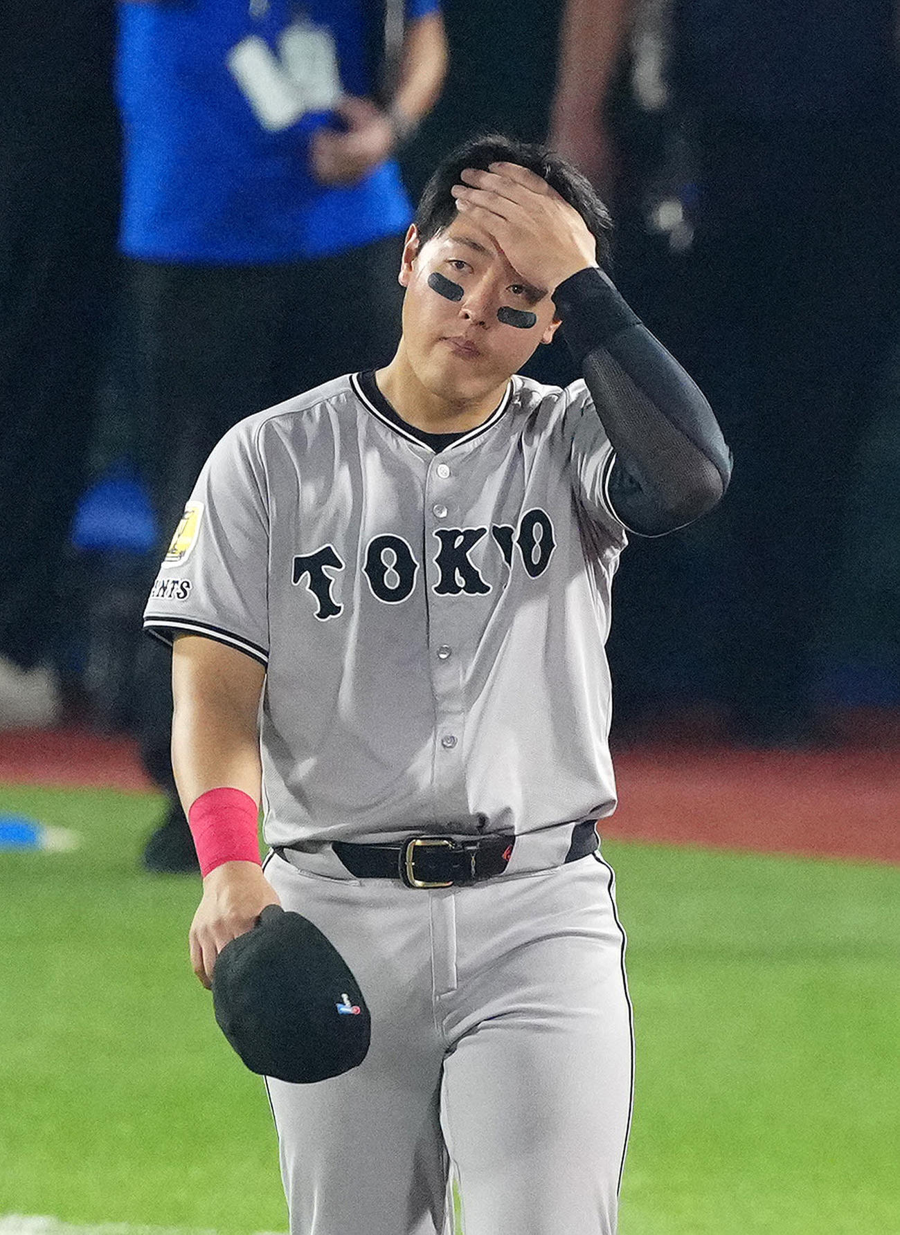 DeNA対巨人　試合後、DeNAに敗れ、厳しい表情で巨人ファンへあいさつに向かう岡本（撮影・江口和貴）