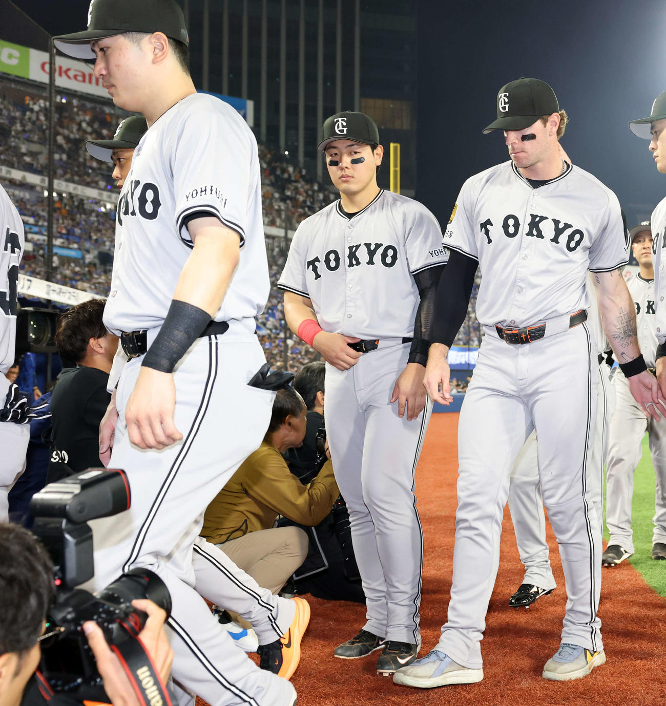 DeNA対巨人　ファイナル進出ならず、引き揚げる巨人岡本（中央）ら（撮影・浅見桂子）