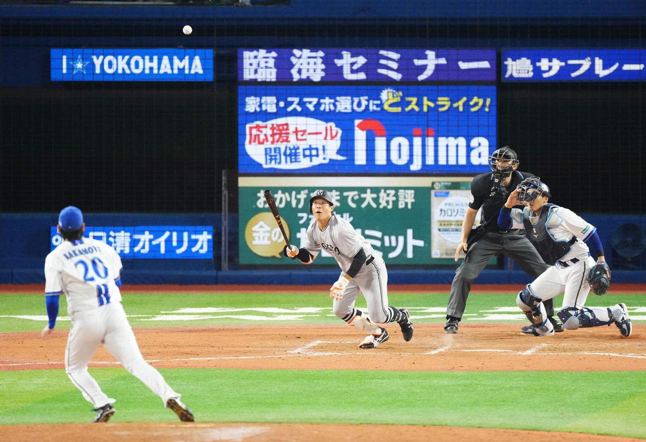 DeNA対巨人　11回表巨人1死満塁、適時内野安打とする佐々木。投手坂本（撮影・江口和貴）
